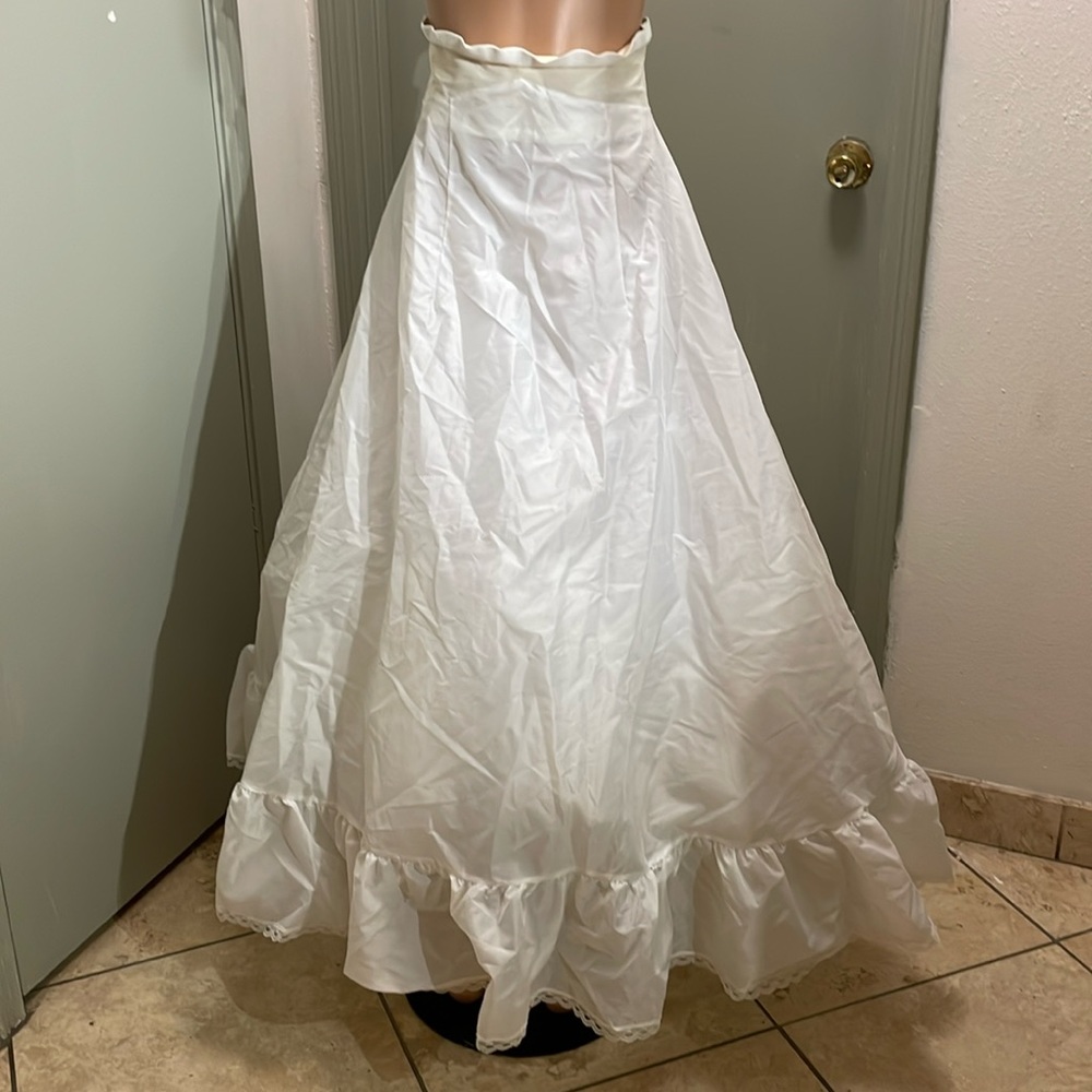 Dave’s Bridal White Waisted petticoat. sWaist 27” Circumference 100% Nylon New